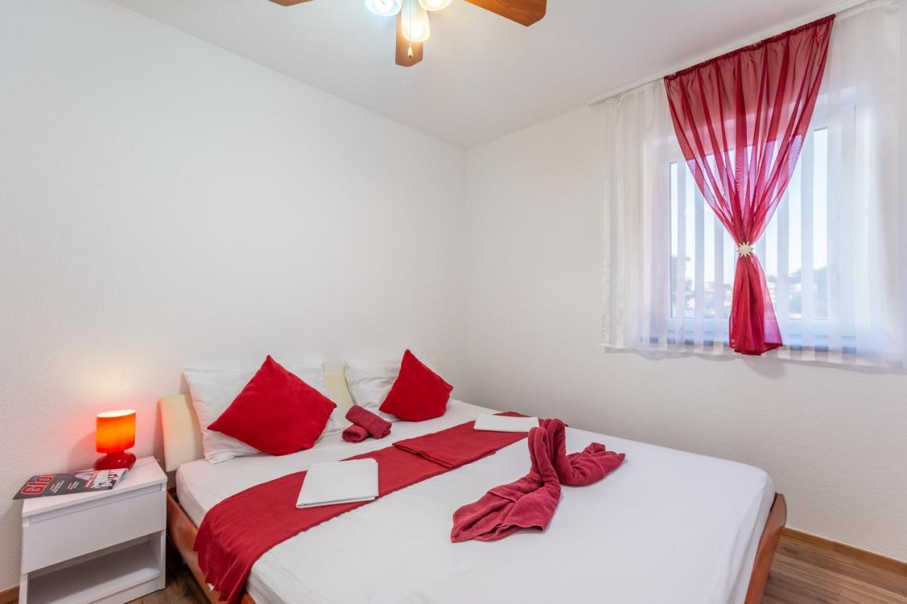 Family Friendly Apartments With A Swimming Pool Stanici, Omis - 18676 Bagian luar foto