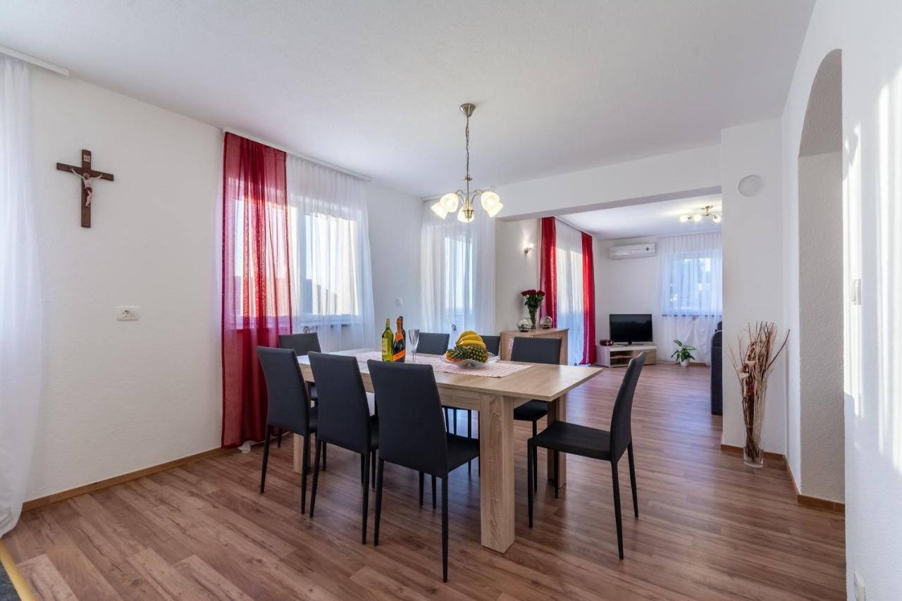 Family Friendly Apartments With A Swimming Pool Stanici, Omis - 18676 Bagian luar foto