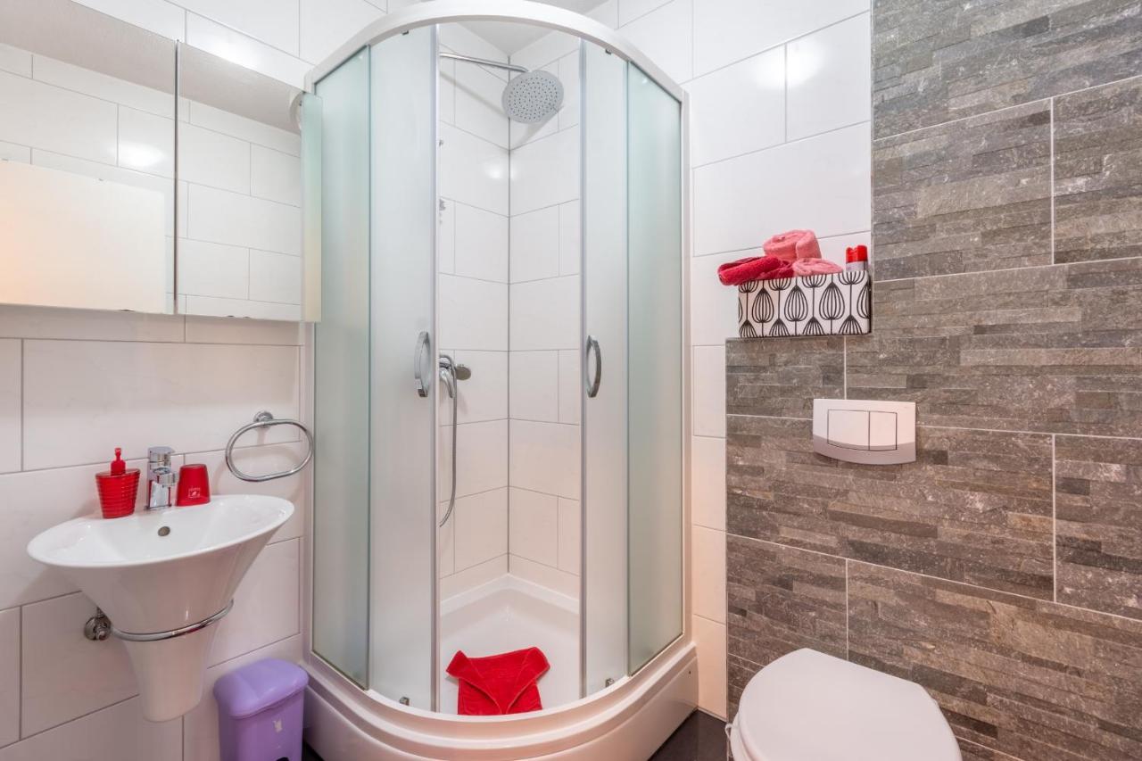 Family Friendly Apartments With A Swimming Pool Stanici, Omis - 18676 Bagian luar foto