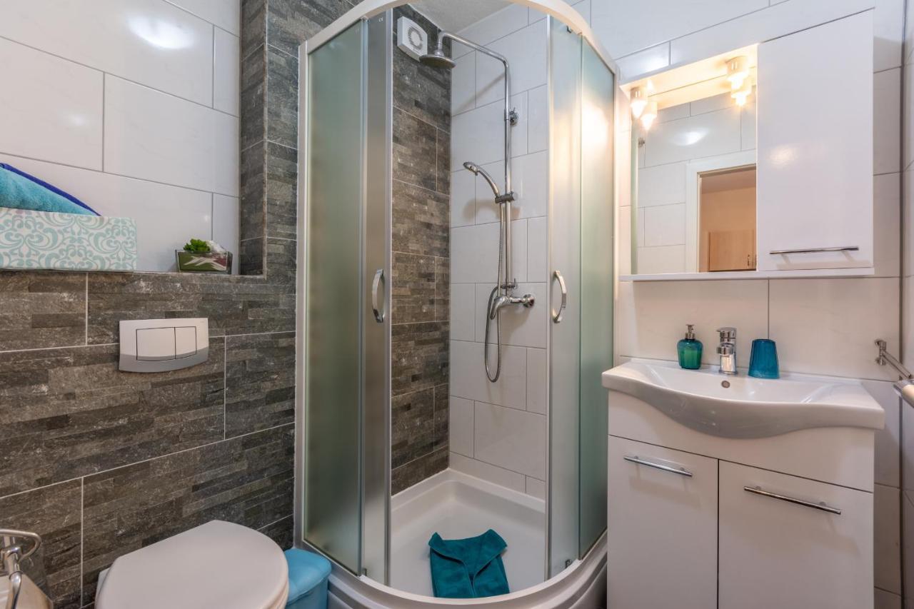 Family Friendly Apartments With A Swimming Pool Stanici, Omis - 18676 Bagian luar foto