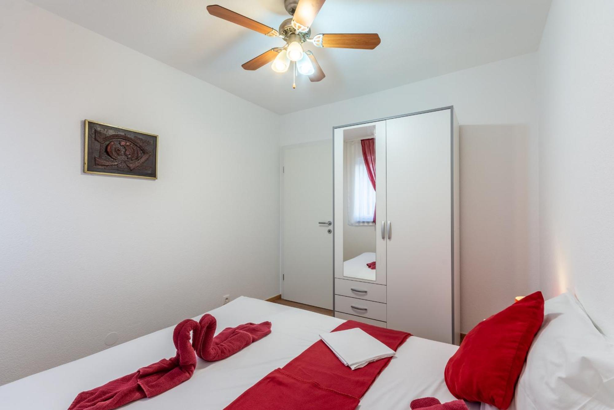 Family Friendly Apartments With A Swimming Pool Stanici, Omis - 18676 Ruang foto