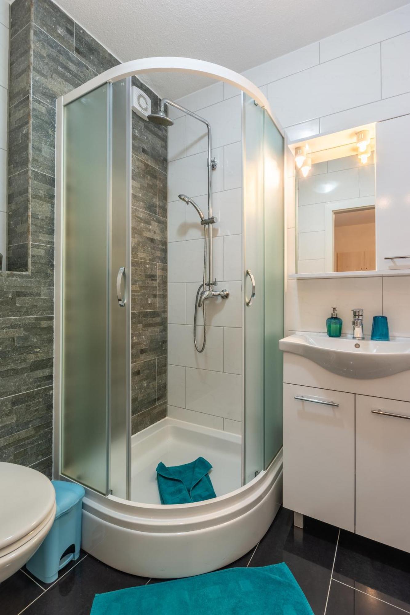 Family Friendly Apartments With A Swimming Pool Stanici, Omis - 18676 Ruang foto
