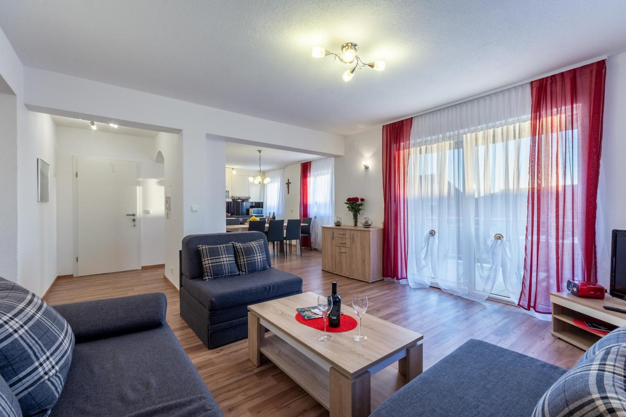 Family Friendly Apartments With A Swimming Pool Stanici, Omis - 18676 Ruang foto